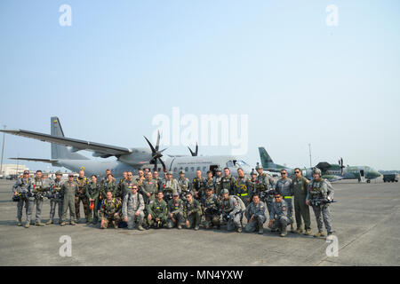 Français, colombien, du Pakistan et de la U.S. Air Force se tenir en face d'une armée de l'air colombienne Casa 295 avion avant pendant l'exercice de vol à Guardian Mobility Joint Base Lewis-McChord, dans l'État de Washington, le 6 août 2017. Dix-neuf membres du service international à partir de la Colombie, la France et le Pakistan a sauté de la Casa 295 à Larson, Washington (É.-U. Photo de l'Armée de l'air par le sergent. Angela Ruiz) Banque D'Images