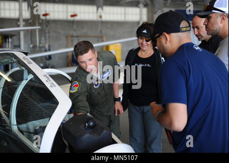 Le 94th Flying Training Squadron est l'unité de l'académie de l'armée de l'air des États-Unis responsable de l'entraînement des planeurs et du développement de l'aptitude à l'aviation. Le 8 mai 2018, un officier d'escadron informe les vétérans blessés sur les instruments et les commandes du poste de pilotage avant un vol d'orientation dans le Colorado. L'image d'archives enregistre la familiarisation du cockpit effectuée à l'aérodrome de l'Académie. Banque D'Images
