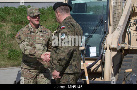 Le colonel polonais Marek Gmurski, commandant du 5e Régiment du génie, et le major de l'armée américaine Jason, le directeur général de la 107ème bataillon du génie de la Garde nationale du Michigan, une poignée de main après la masse de rupture lors de la cérémonie d'ouverture de château ferme en 2018, à la zone d'entraînement de Drawsko Pomorskie, Pologne, le 8 mai. Resolute Castle est un exercice d'entraînement multinational pour l'OTAN et l'armée américaine des ingénieurs, qui prend en charge la résolution de l'Atlantique en favorisant l'interopérabilité. Résoudre l'Atlantique est une démonstration de l'engagement des États-Unis à la sécurité collective de l'Europe par la dep Banque D'Images