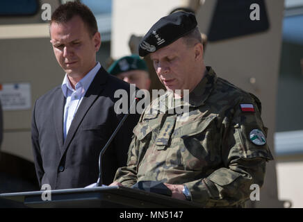 Le colonel polonais Marek Gmurski, commandant du 5e Régiment du génie, donne un discours lors de la cérémonie d'ouverture de château ferme en 2018, à la zone d'entraînement de Drawsko Pomorskie, Pologne, le 8 mai. Resolute Castle est un exercice d'entraînement multinational pour l'OTAN et l'armée américaine des ingénieurs, qui prend en charge la résolution de l'Atlantique en favorisant l'interopérabilité. Résoudre l'Atlantique est une démonstration de l'engagement des États-Unis à la sécurité collective de l'Europe à travers le déploiement de forces américaines en rotation en coopération avec l'OTAN et les pays partenaires. (U.S. Photo de l'armée par la CPS. Andrew McNeil / Mobile 22 P Banque D'Images