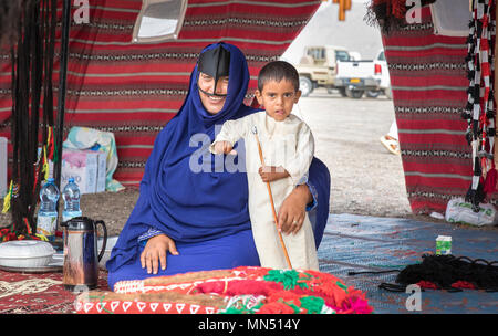 Ibri, Oman, le 28 avril 2018 : bédouine avec son enfant dans une tente Banque D'Images