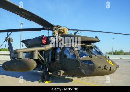 La CPS de l'armée américaine. Bryan Battaglia, un UH-60 Blackhawk le chef d'équipe de la société B, 3e Bataillon d'hélicoptères d'assaut, 227e Régiment d'aviation, 1st Air Cavalry Brigade, Division de cavalerie, effectue des vérifications avant vol et de l'entretien à un aérodrome, Lielvarde Lettonie, 8 mai 2018. Battaglia est la préparation de l'hélicoptère UH-60 Blackhawk pour opération hérisson, un exercice multinational qui a eu lieu en Estonie à améliorer l'interopérabilité et de préparation entre les alliés et les partenaires de la formation dans la région de la Baltique. (U.S. Photo de l'armée par le Sgt. Gregory T. Summers / 22e Détachement des affaires publiques mobiles) Banque D'Images