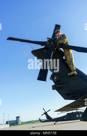 La CPS de l'armée américaine. Bryan Battaglia, un UH-60 Blackhawk le chef d'équipe de la société B, 3e Bataillon d'hélicoptères d'assaut, 227e Régiment d'aviation, 1st Air Cavalry Brigade, Division de cavalerie, effectue des vérifications avant vol et d'entretien sur le rotor de queue de l'hélicoptère à un aérodrome, Lielvarde Lettonie, 8 mai 2018. Battaglia est la préparation de l'hélicoptère UH-60 Blackhawk pour opération hérisson, un exercice multinational qui a eu lieu en Estonie à améliorer l'interopérabilité et de préparation entre les alliés et les partenaires de la formation dans la région de la Baltique. (U.S. Photo de l'armée par le Sgt. Gregory T. Summers / 22e Mobile Public Aff Banque D'Images