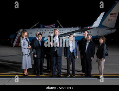 Le président Donald J. Trump parle aux côtés de trois américains détenus qui sont arrivés à Joint Base Andrews, dans le Maryland, à partir de la Corée du Nord le 10 mai 2018. Kim Dong Chul, Kim Hak-song et Kim Sang Duk arrivés un C-32 de transport du personnel à priorité élevée à environ 2 heures du matin, après avoir été libéré d'une prison de la Corée du Nord le 9 mai au cours de secrétaire d'État le plus récent de Mike Pompeo visite à Pyongyang. (U.S. Photo de l'Armée de l'air par le sergent. Jordyn Fetter) Banque D'Images