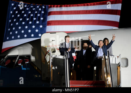 Trois Américains qui ont été libérées de prison en Corée du Nord, le 9 mai 2018, sont accueillis par le président des États-Unis Donald J. Trump et la Première Dame Melania Trump comme ils arrivent à Joint base Andrews, dans le Maryland le 10 mai 2018. Une 89e Airlift Wing C-40 et prioritaires d'avion de transport du personnel effectuées Kim Dong-chul, Tony Kim et Kim Hak-chanson de la Corée du Nord à Anchorage, Alaska, où l'avion ravitaillé avant d'arriver à JBA autour de 3 h HNE. Les hommes étaient accompagnés par Mike Secrétaire d'État qui a fait la Pompeo vol de retour avec eux. La 89e AW exécute des missions spéciales comme celles-ci sur un Banque D'Images