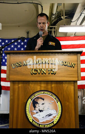 180508-N-FR275-1015 de l'OCÉAN ATLANTIQUE (8 mai 2018) Aumônier Commande Cmdr. Michael Baker dirige le bord de l'Asian American Pacific Islander célébration du Mois du patrimoine dans la prière à bord du porte-avions de classe Nimitz USS ABRAHAM LINCOLN (CVN 72). (U.S. Photo par marine Spécialiste de la communication de masse de la classe 3ème Jacob Smith/ libéré) Banque D'Images