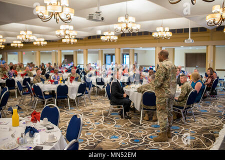 FORT BENNING, en Géorgie (10 mai 2018) -- anciens joueurs de la NFL, Buddy Curry et Bobby Butler, servir en tant que conférenciers au cours de la Journée nationale de prière célébration, le 9 mai à la Benning Club située sur la poste. La Journée nationale de la prière est une célébration annuelle tenue en mai invitant les gens de toute la foi de prier pour la nation. (U.S. Photo de l'armée par Patrick A. Albright, Manœuvre Centre d'excellence, Fort Benning Affaires publiques) Banque D'Images