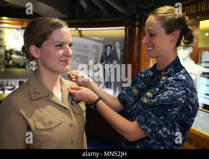 NORFOLK, Virginie (10 mai 2018) -- Le lieutenant Sara Nash est accrochée à son nouveau grade par Lt Cmdr. Giuliana Vellucci pendant la promo cérémonie tenue à l'hommage du navire.(U.S. Photo par marine Spécialiste de la communication de masse 2e classe Ruben Reed) Banque D'Images