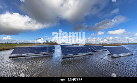 Ferme solaire sur les plans d'eau ouverts peut représenter une alternative sérieuse aux systèmes solaires au sol Banque D'Images