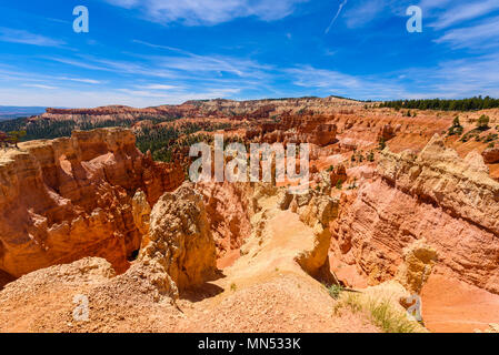 Belle vue de Bryce Canyon à l'aube point, Bryce Canyon National Park, Utah, United States Banque D'Images