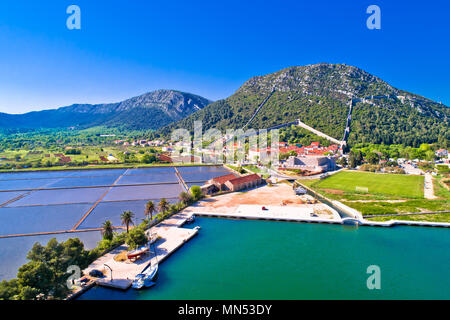 Ville de Ston bay et champs de sel vue aérienne, Peljesac, région de Croatie Dalmatie Banque D'Images