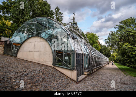 Prague, République tchèque - 19 août 2017 : Orangerie dans le jardin royal du Château de Prague. C'est un greenghouse view against cloudy sky Banque D'Images