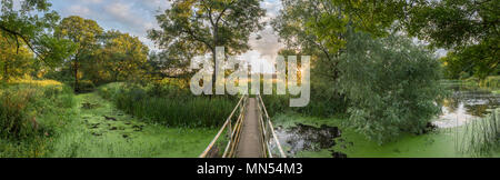 Lever du soleil à partir de la passerelle au-dessus de la rivière Stour un à Sturminster Moulin, Sherborne, Dorset, England, UK Banque D'Images