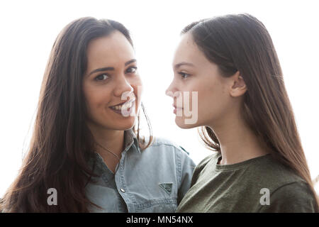 Deux copines sont en train de rire s'amusent Banque D'Images