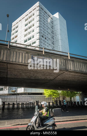 Desmond Plummer, GLC, plaque d'ouverture sur Westway flyover, London, UK Banque D'Images