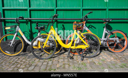 Colorful Offo, MOBIKE, et oBike dockless bicyclettes à louer sur une Maida Vale, London Street, Londres, Angleterre, Royaume-Uni Banque D'Images