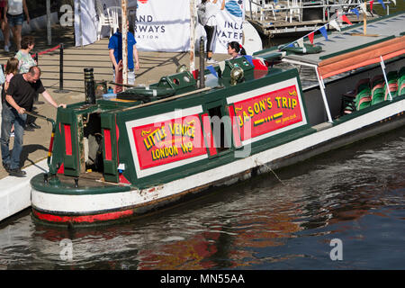 Le voyage de Jason un bateau étroit pour voitures dans le quartier londonien de la Petite Venise. Banque D'Images