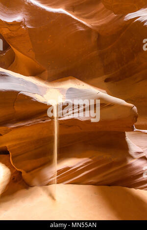 Petit chemin dans la région de Antelope Canyon. Formation rocheuse naturelle dans de belles couleurs. Belle vue grand angle des formations de grès étonnantes. Près de Banque D'Images