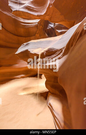 Petit chemin dans la région de Antelope Canyon. Formation rocheuse naturelle dans de belles couleurs. Belle vue grand angle des formations de grès étonnantes. Près de Banque D'Images