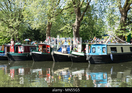 Rangées de bateaux dans le canal d'eau Canalway Cavalcade festival à Londres est la petite Venise. Banque D'Images