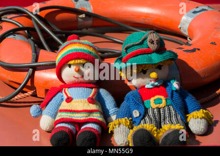 Rosie et Jim bourré des poupées de chiffon sur un bateau étroit dans la petite Venise. Banque D'Images