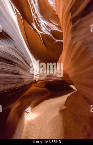 Petit chemin dans la région de Antelope Canyon. Formation rocheuse naturelle dans de belles couleurs. Belle vue grand angle des formations de grès étonnantes. Près de Banque D'Images