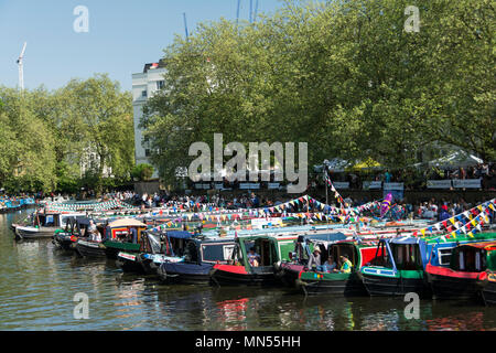 Rangées de bateaux dans le canal d'eau Canalway Cavalcade festival à Londres est la petite Venise. Banque D'Images