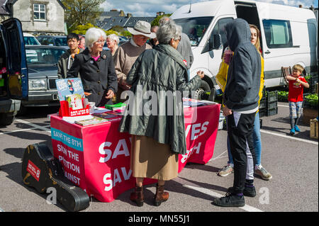 Enregistrer la 8ème/Vote pas de table pour le prochain référendum avortement à Skibbereen Farmers Market, dans le comté de Cork, Irlande.