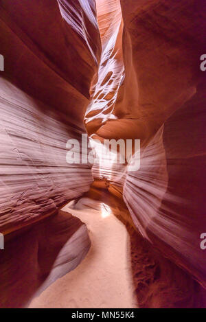 Petit chemin dans la région de Antelope Canyon. Formation rocheuse naturelle dans de belles couleurs. Belle vue grand angle des formations de grès étonnantes. Près de Banque D'Images