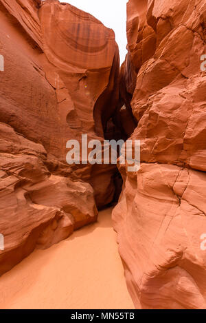 Petit chemin dans la région de Antelope Canyon. Formation rocheuse naturelle dans de belles couleurs. Belle vue grand angle des formations de grès étonnantes. Près de Banque D'Images