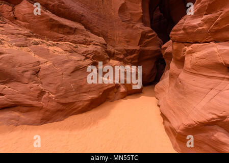 Petit chemin dans la région de Antelope Canyon. Formation rocheuse naturelle dans de belles couleurs. Belle vue grand angle des formations de grès étonnantes. Près de Banque D'Images