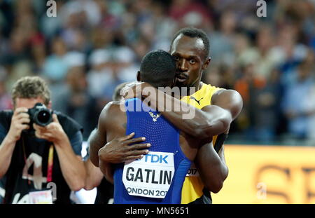 Londres, ANGLETERRE - 05 août : Usain Bolt d'avoir lancé son dernier 100m embrasse le gagnant de la finale 100m hommes Justin Gatlin durant la deuxième journée de la 16e Championnats du monde d'athlétisme IAAF Londres 2017 au stade de Londres le 5 août 2017 à Londres, Royaume-Uni. Photo par Paul Cunningham Banque D'Images