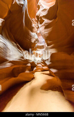 Petit chemin dans la région de Antelope Canyon. Formation rocheuse naturelle dans de belles couleurs. Belle vue grand angle des formations de grès étonnantes. Près de Banque D'Images
