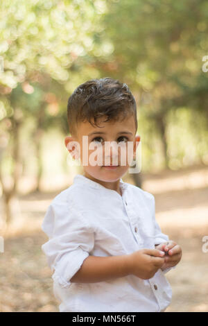 Portrait of a cute little boy standing in the park Banque D'Images