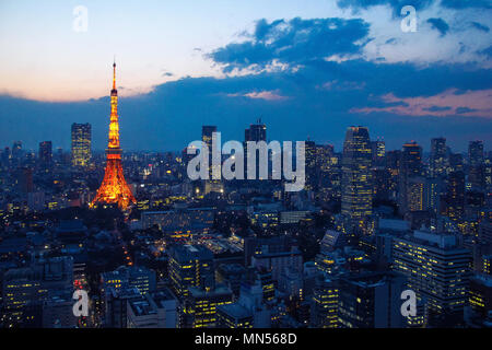 Vue aérienne sur la Tour de Tokyo et Tokyo cityscape avec l'architecture de grande hauteur au coucher du soleil à Tokyo, Japon Banque D'Images