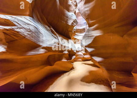 Petit chemin dans la région de Antelope Canyon. Formation rocheuse naturelle dans de belles couleurs. Belle vue grand angle des formations de grès étonnantes. Près de Banque D'Images