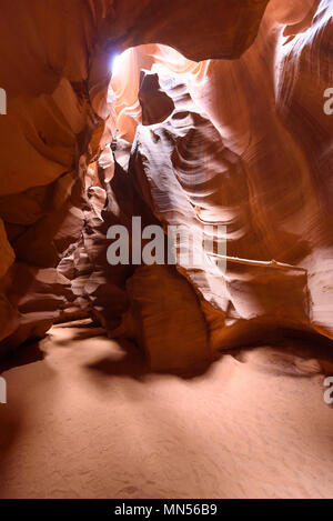 Petit chemin dans la région de Antelope Canyon. Formation rocheuse naturelle dans de belles couleurs. Belle vue grand angle des formations de grès étonnantes. Près de Banque D'Images