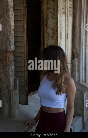 Teen girl debout à l'extérieur d'un bâtiment abandonné Banque D'Images