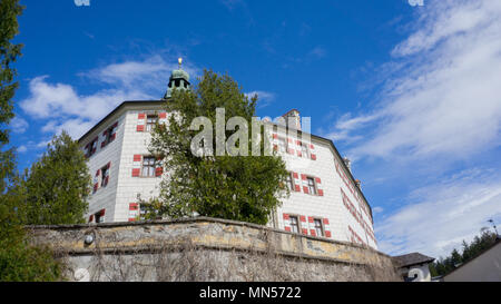 Schloss est un ancien château d'Ambras à Innsbruck situé dans la zone Ville d'Amras. Ses racines remontent jusqu'au 10e siècle. Au cours de l'existance du château wa Banque D'Images