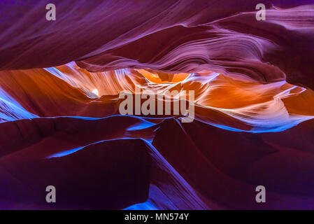 Upper Antelope Canyon. Formation rocheuse naturelle dans de belles couleurs. Belle vue grand angle des formations de grès étonnantes. Près de la page au bord du lac Powel Banque D'Images