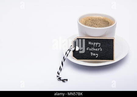 Le jour de père heureux Arrière-plan. Tasse de café sur fond blanc avec gift tag et heureuse fête des Pères message. Banque D'Images