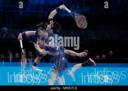 Roger Federer vs Kei Nishikori (note du rédacteur, à huis clos) au cours de l'exposition multiple jour 4 de la 2015 Barclays ATP World Tour Finals - O2 Arena London en Angleterre. 19 Novembre 2015 Banque D'Images