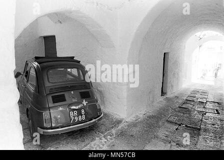 Les Pouilles (Italie) petite Fiat 500 voiture garée dans le vieux centre historique de la ville de Ostuni Banque D'Images