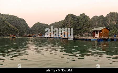 Village flottant dans la baie d'Halong, Vietnam. Il est classé au Patrimoine Mondial de l'Unesco et le plus visité des endroit près de Hanoi. Banque D'Images