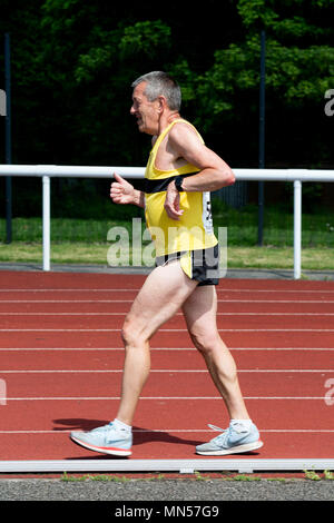 Athlète masculin de la race, de la marche d'un comté de Warwickshire Athlétisme, Nuneaton, Royaume-Uni Banque D'Images