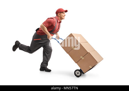 Profil complet tiré d'un auteur d'exécution et en poussant un chariot chargé de boîtes avec isolé sur fond blanc Banque D'Images