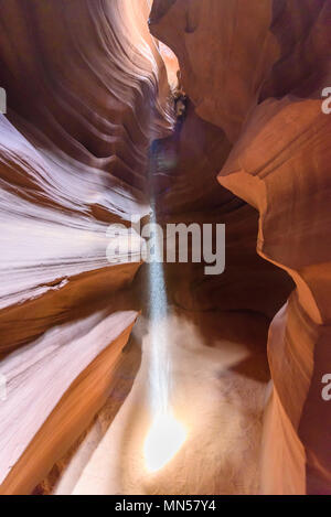 Belle Lumière traverses dans Antelope Canyon à Page, Arizona, USA Banque D'Images