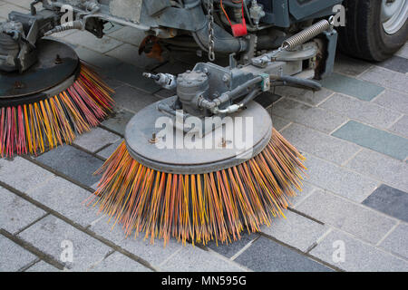 Des brosses de nettoyage des rues sur street Banque D'Images