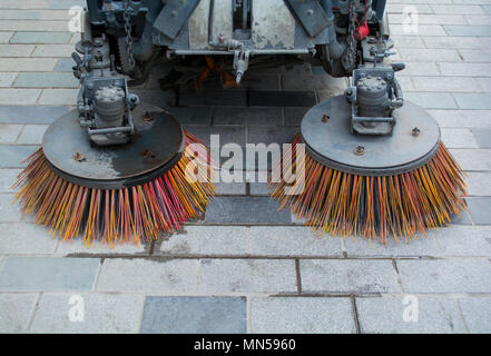 Des brosses de nettoyage des rues sur street Banque D'Images