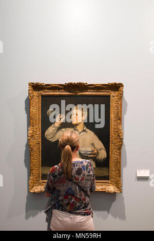 Musée Gulbenkian, vue arrière d'une femme regardant Boy Blowing Bubbles, ou Vanitas, par Edouard Manet dans le Museu Gulbenkian, Lisbonne, Portugal Banque D'Images